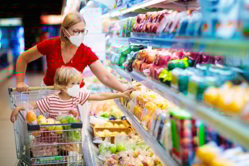 personas comprando en un supermercado