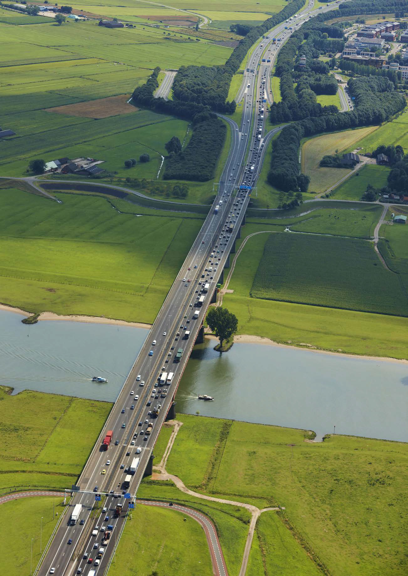 Lange autoweg in natuurgebied