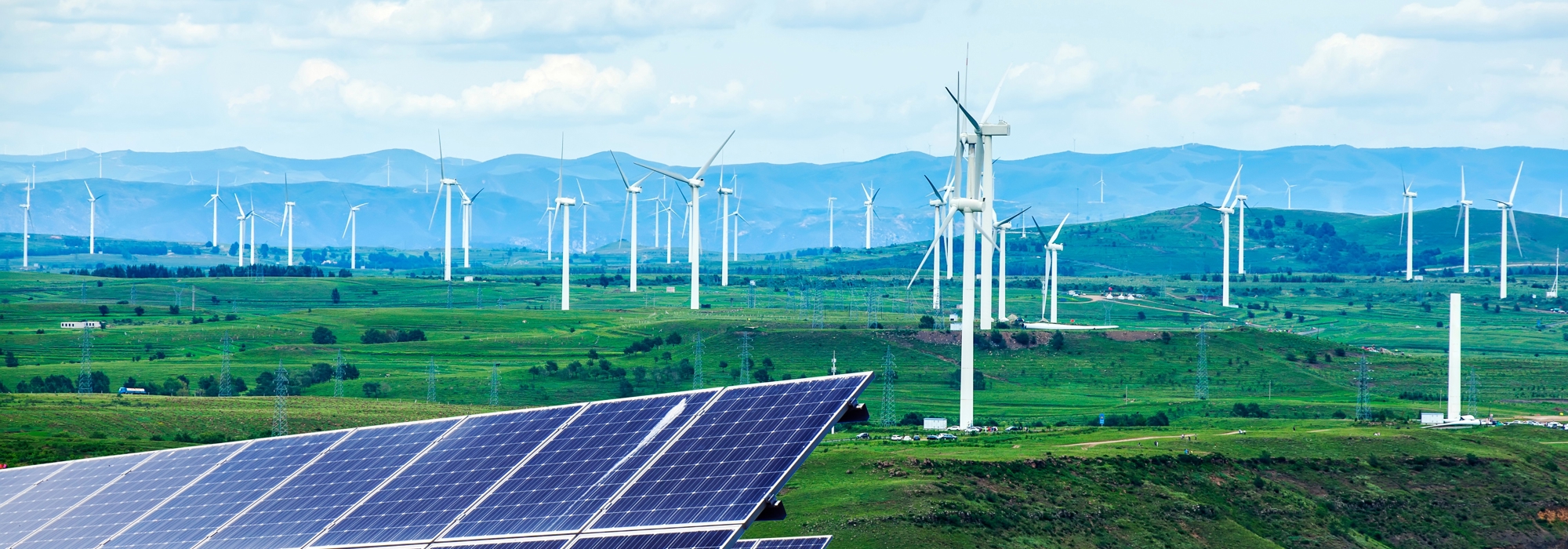 Landschap met zonnepanelen en windmolens
