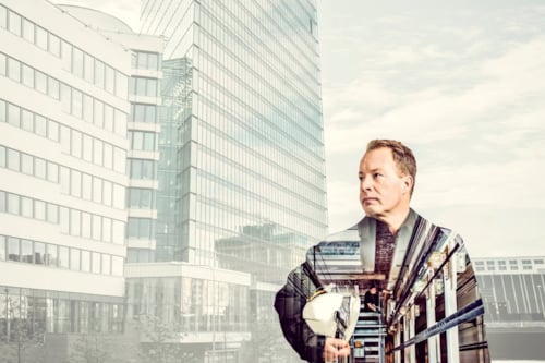 Kiwa töötaja hoidmas kiivrit käes