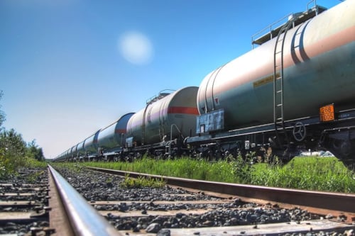 Järnvägstransport med en lång rad av transportbehållare.