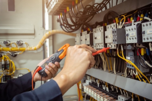 Elektripaigaldiste kontrolli teostamas
