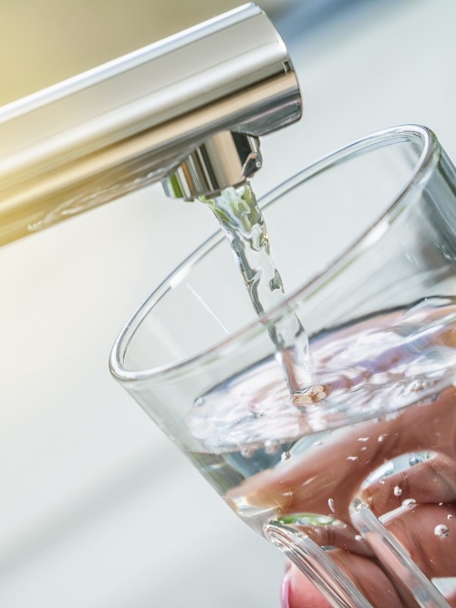 Een glas water tappen in de keuken