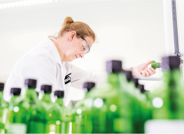 Weibliche Kiwa-Laborantin bei der Durchführung einer Wasseruntersuchung im Wasserlabor gemäß den UBA-Richtlinien