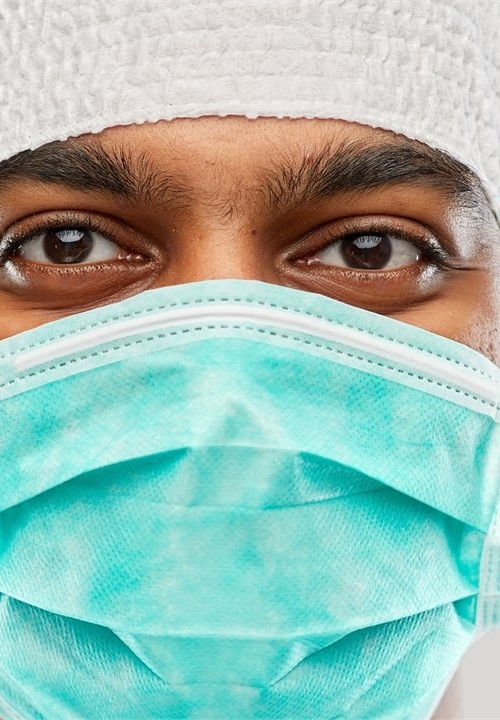 Three (para) medical people wearing face masks