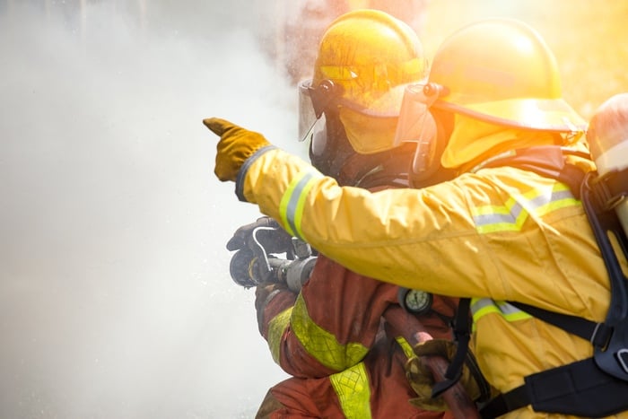 Tuletõrjujad tulekahjut kustutamas