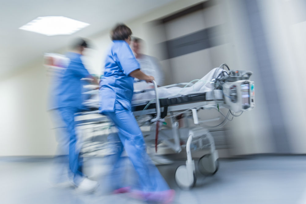 医护人员推病床