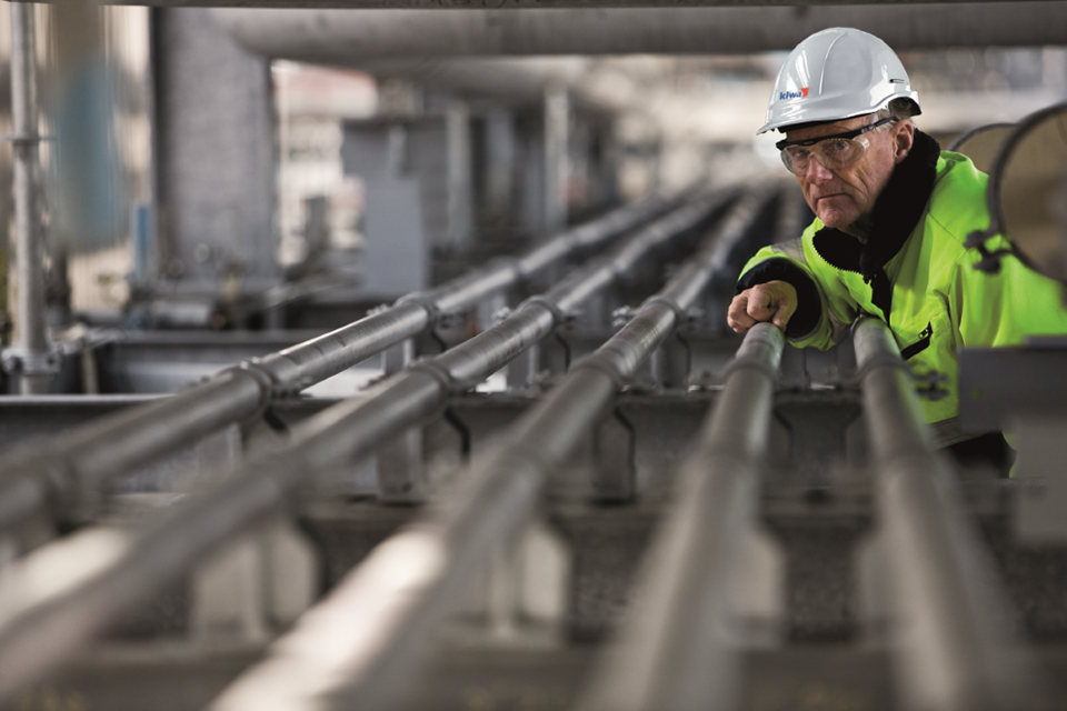 Kiwa-expert kontrollerar rör i en industri.