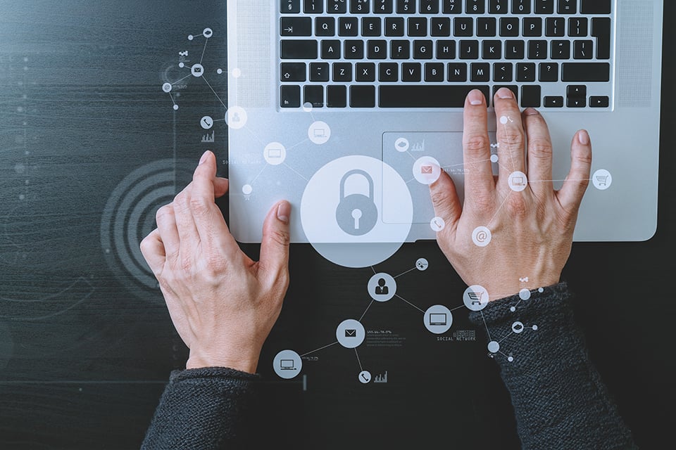 指尖敲击笔记本键盘