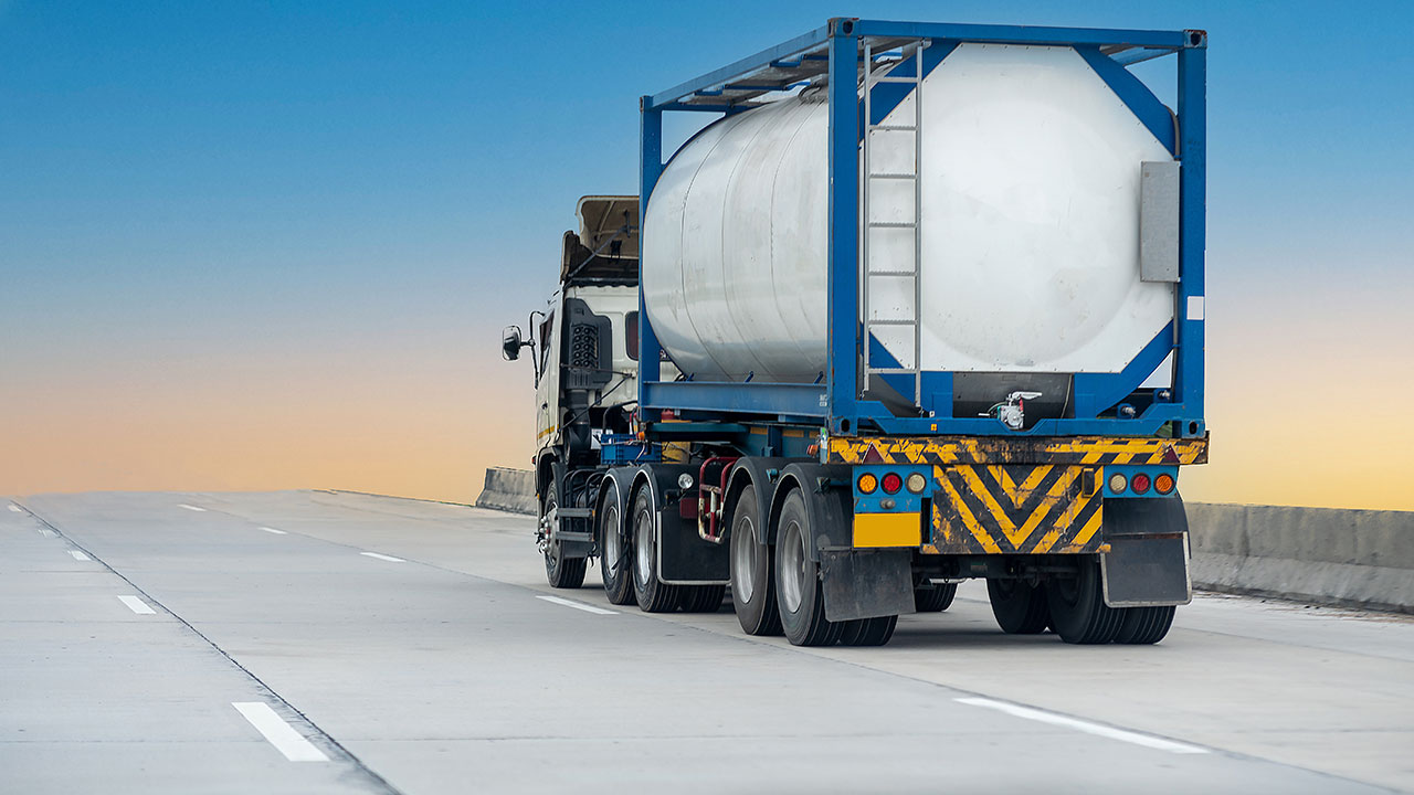 Lastbil på motorväg med oljetank. 