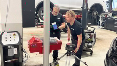 En multimeter används av en bilverkstad.