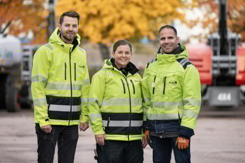 Tre stycken besiktningsingenjörer från Kiwa står uppställda framför kranbilar.
