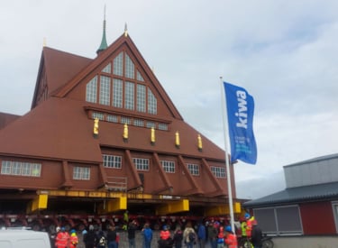 Kiruna kyrka åker förbi Kiwas kontor.