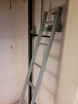 S&auml;kert arbete - Godk&auml;nd fast stege, monterad s&auml;kert i v&auml;ggen.  