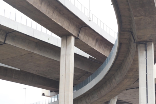 Flera betongviadukter som går under och över varandra.
